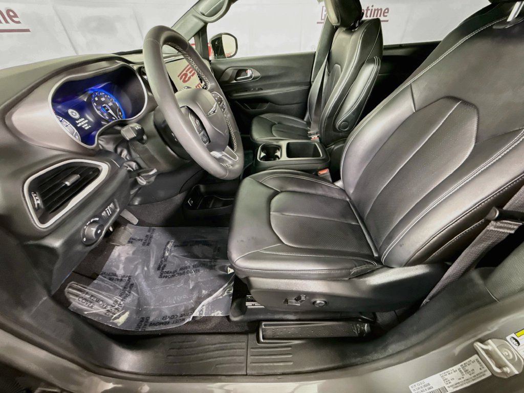 Used 2025 Chrysler Pacifica Select FWD image 24