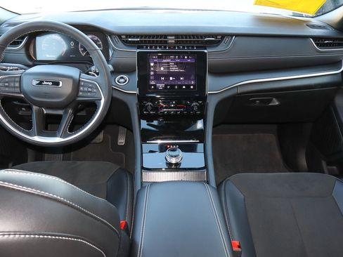 Used 2025 Jeep Grand Cherokee L Altitude image 11