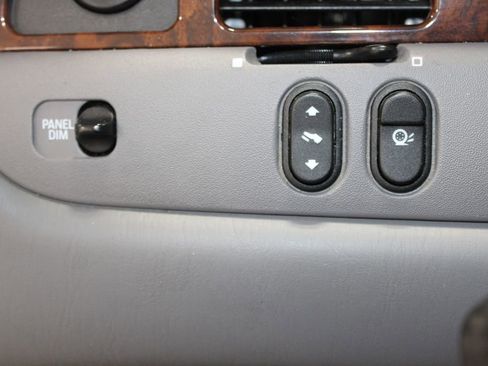 Used 2002 Lincoln Town Car Executive RWD image 41