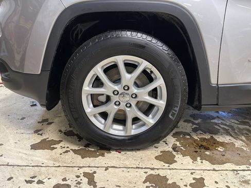 Used 2017 Jeep Cherokee Latitude w/ Cold Weather Group AWD/4WD image 11
