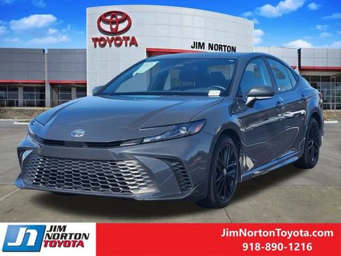 Used 2025 Toyota Camry SE image 3