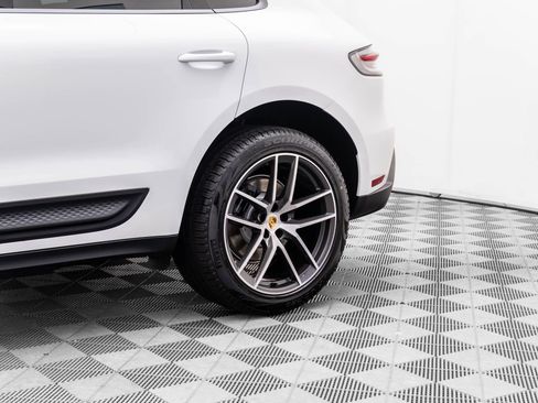 Certified 2025 Porsche Macan image 34