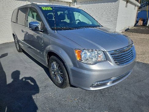 Used 2014 Chrysler Town & Country Touring-L image 1