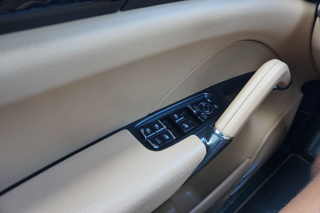Used 2014 Porsche Cayenne Platinum Edition AWD/4WD image 37