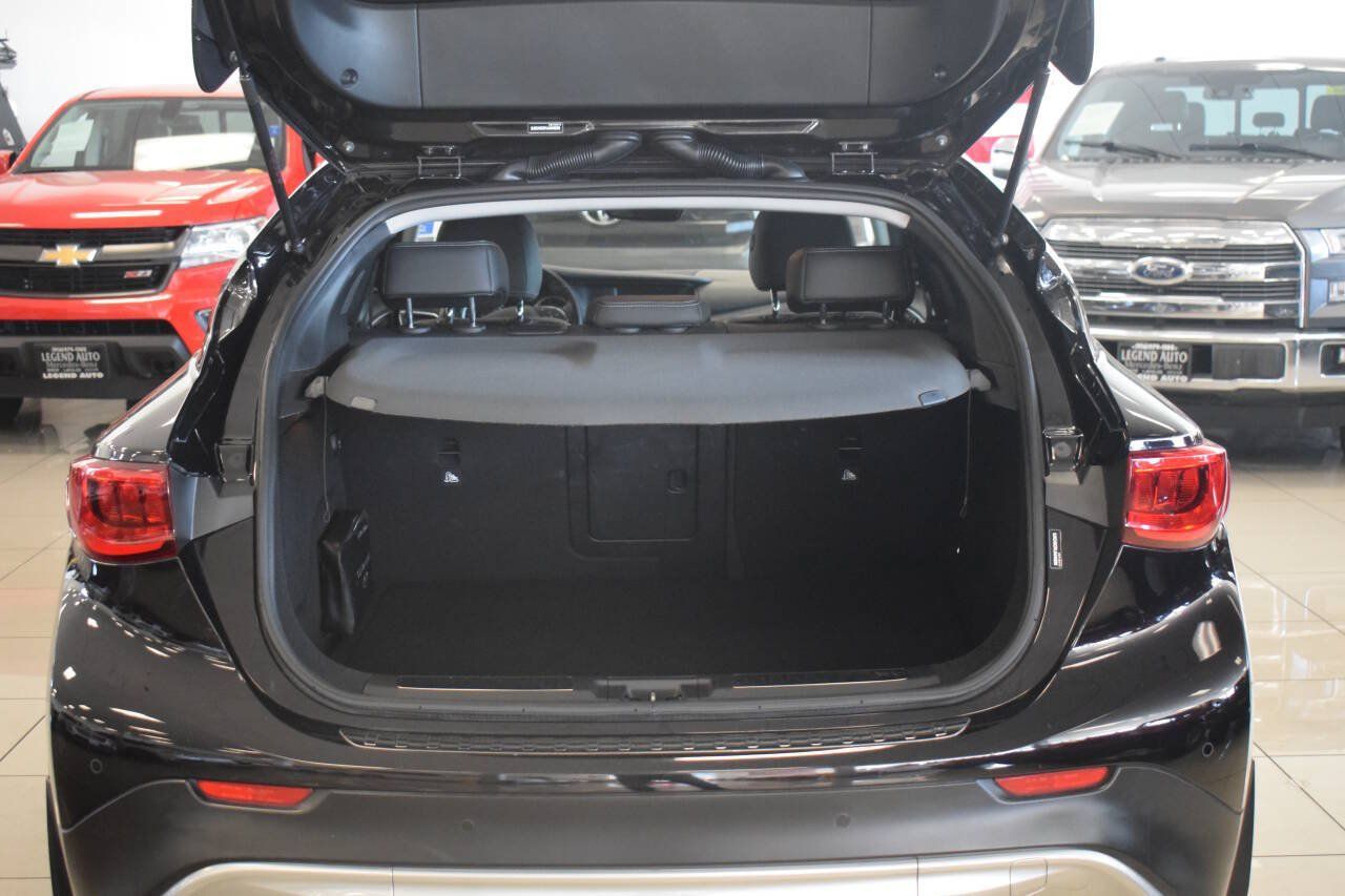 Used 2018 INFINITI QX30 Premium w/ Navigation Package AWD/4WD image 17