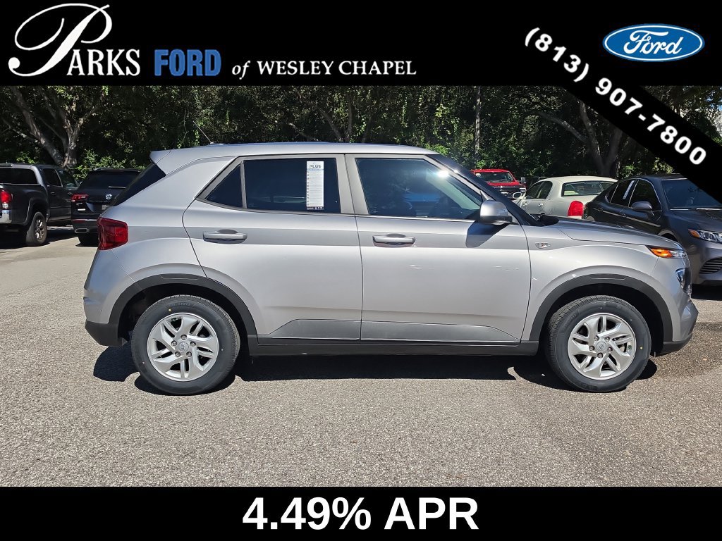 Used 2023 Hyundai Venue SE FWD image 4