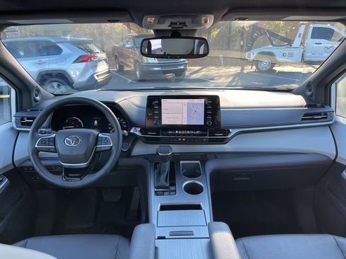 Used 2023 Toyota Sienna XSE image 8