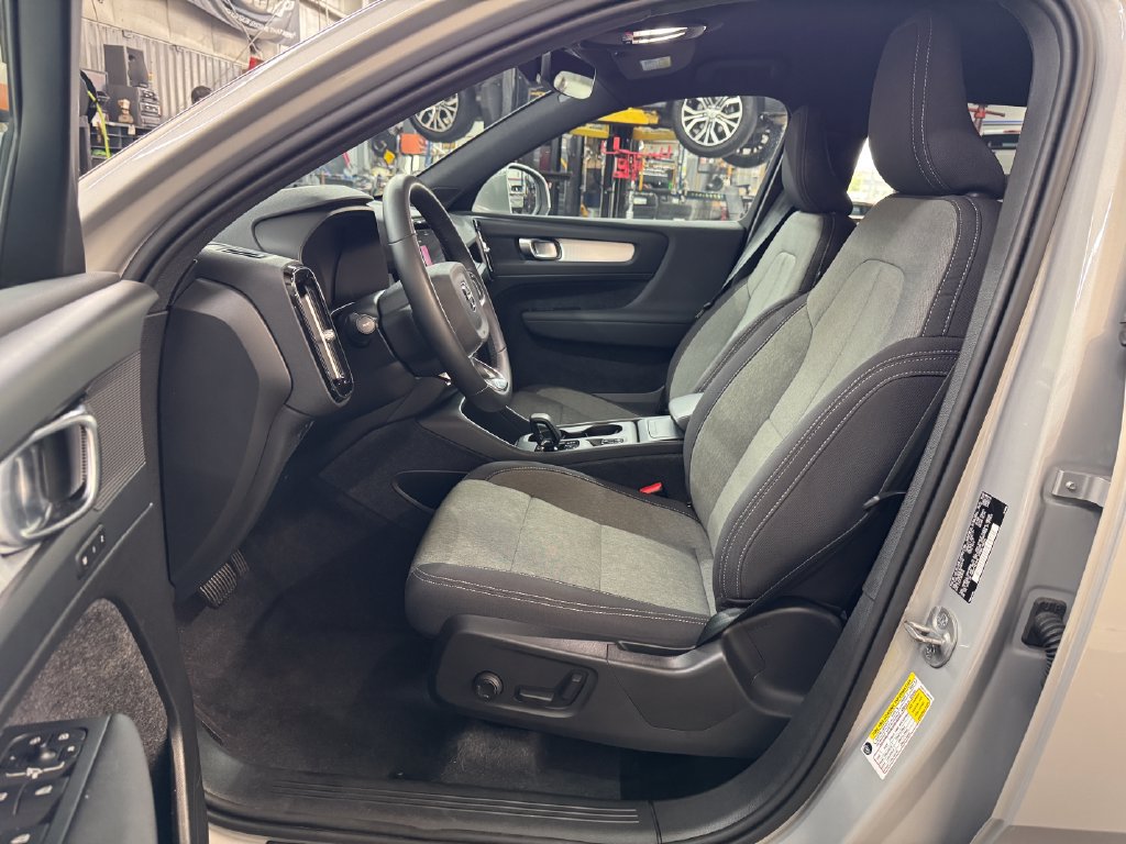 Used 2024 Volvo XC40 B5 Core AWD/4WD image 18