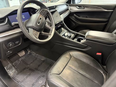 Used 2023 Jeep Grand Cherokee Limited w/ Luxury Tech Group II image 9