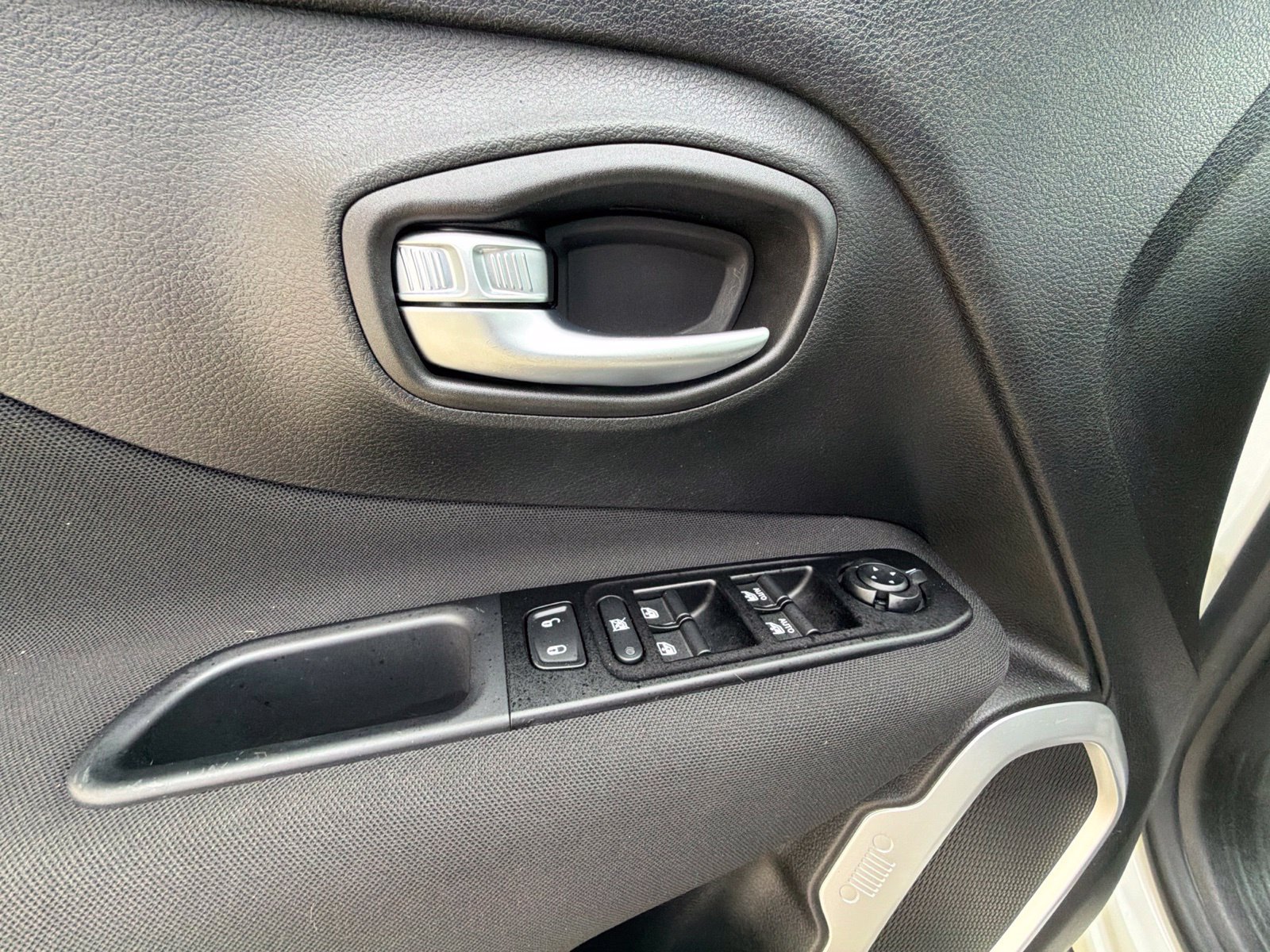 Used 2021 Jeep Renegade Latitude AWD/4WD image 11