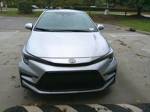 Used 2025 Toyota Corolla SE image 3