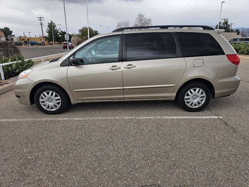 Used 2009 Toyota Sienna LE image 2