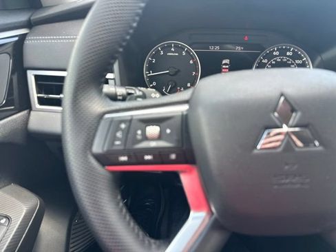 Used 2025 Mitsubishi Outlander SE AWD/4WD image 9