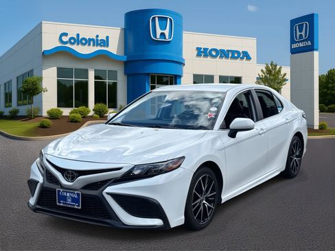 Used 2021 Toyota Camry SE image 1