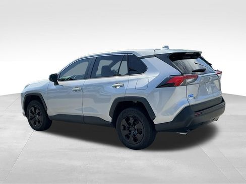 Used 2022 Toyota RAV4 LE FWD image 4