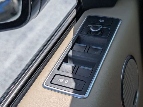 Used 2017 Land Rover Range Rover HSE image 40