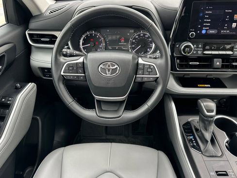 Used 2023 Toyota Highlander XLE image 13