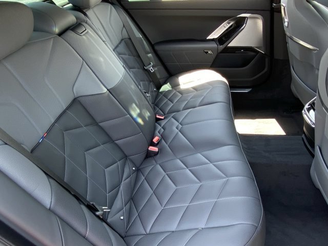 Used 2025 BMW 740i w/ Premium Package RWD image 13
