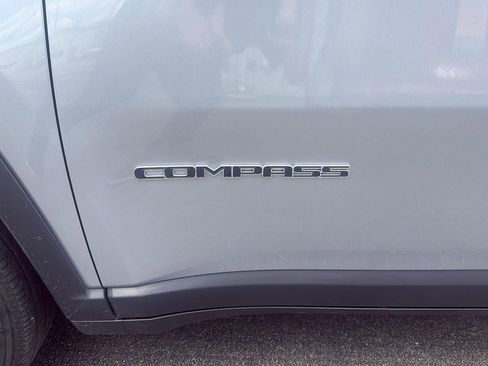 Used 2023 Jeep Compass Latitude AWD/4WD image 11