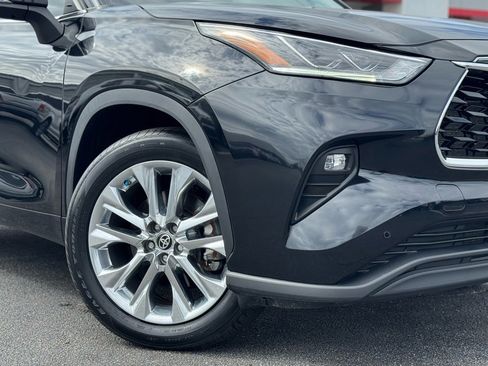 Used 2024 Toyota Highlander Limited image 3