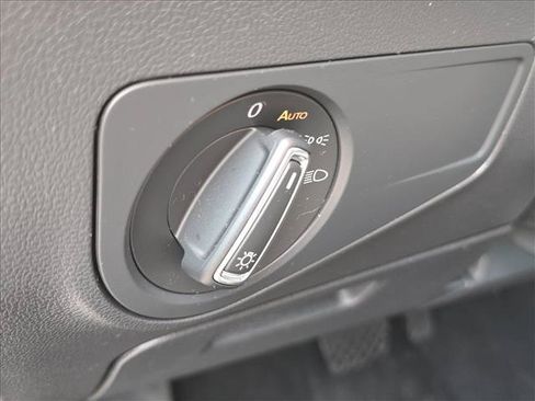 Used 2022 Volkswagen Tiguan SE w/ Panoramic Sunroof Package FWD image 9