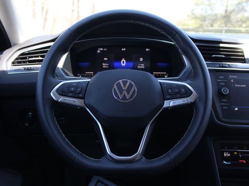 Used 2022 Volkswagen Tiguan SE image 16