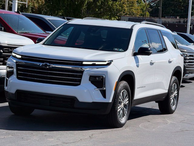 Used 2027 Chevrolet Traverse LT w/ Driver Confidence Package AWD/4WD image 3