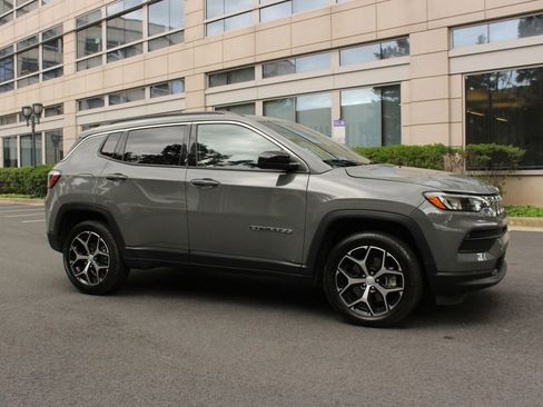 Used 2024 Jeep Compass Latitude AWD/4WD image 2
