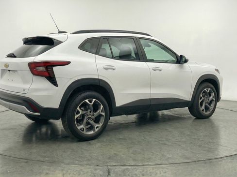 Used 2025 Chevrolet Trax LT w/ LT Convenience Package FWD image 9