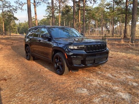 Used 2023 Jeep Grand Cherokee L Laredo image 7