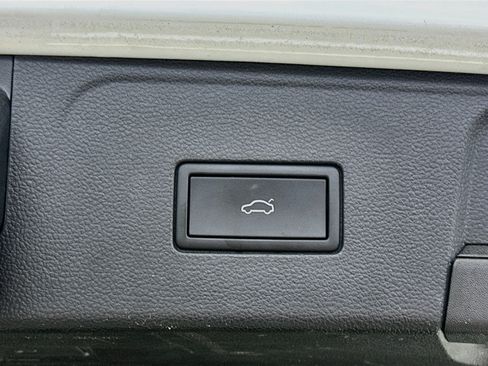 Used 2025 Volkswagen Atlas SE FWD image 32