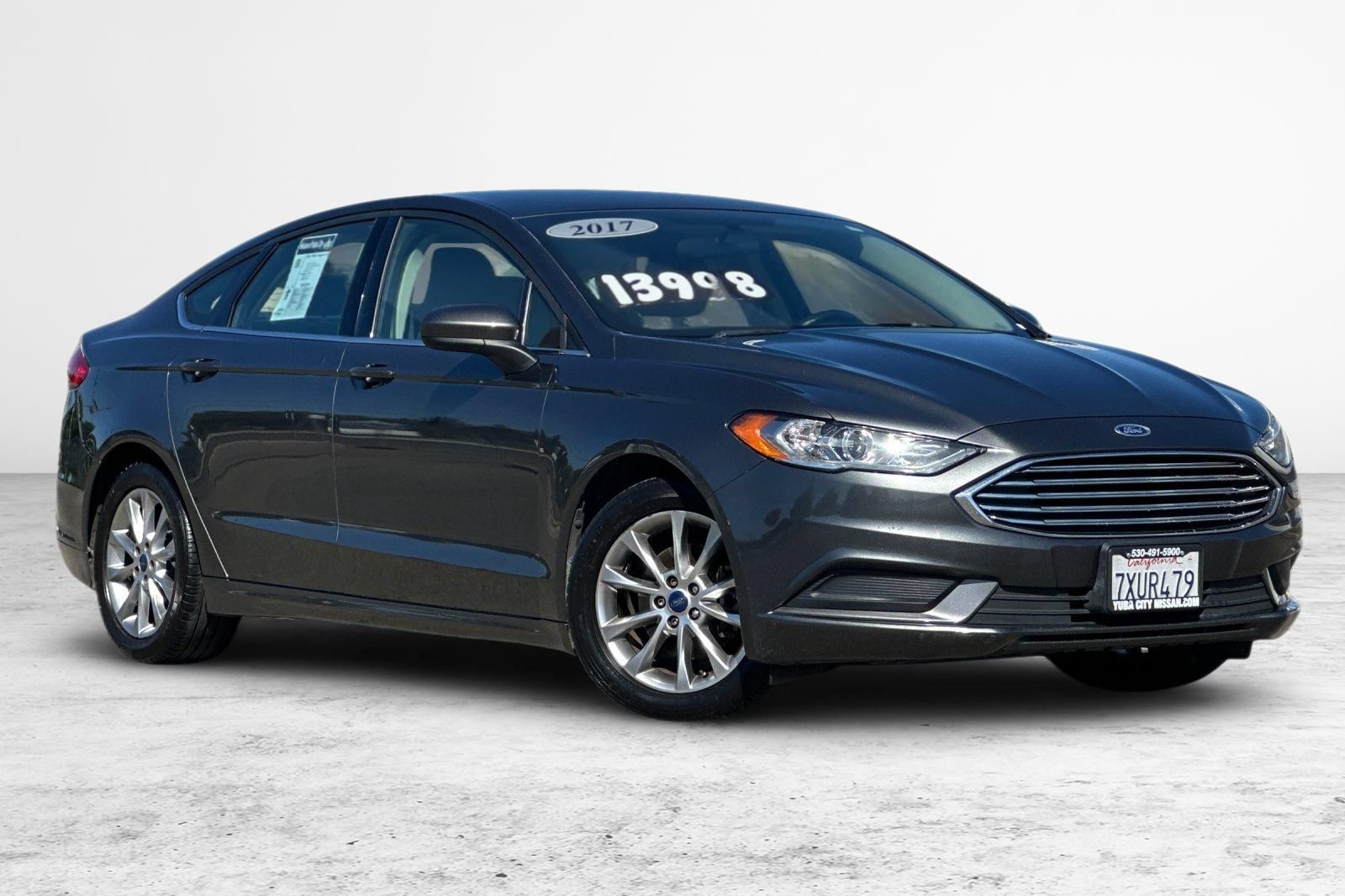 Used 2017 Ford Fusion SE w/ Fusion SE Technology Package FWD image 2