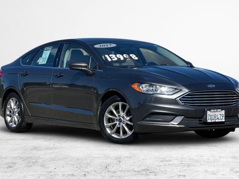 Used 2017 Ford Fusion SE w/ Fusion SE Technology Package FWD image 2