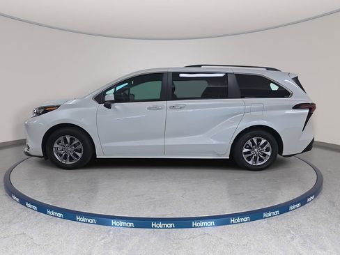 Used 2024 Toyota Sienna XLE image 11