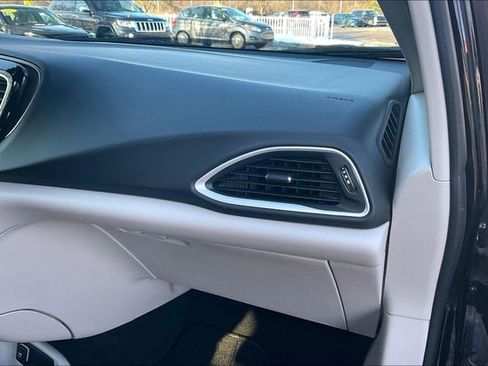 Used 2024 Chrysler Voyager LX image 16