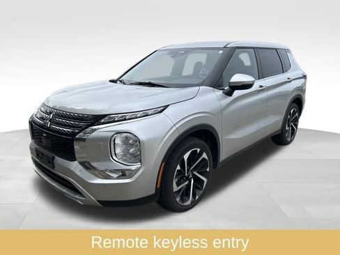 Used 2024 Mitsubishi Outlander SE image 3