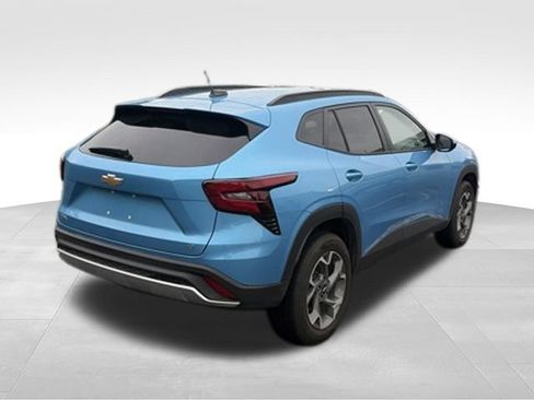 Used 2025 Chevrolet Trax LT FWD image 5