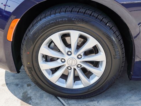 Used 2018 Chrysler Pacifica Touring-L FWD image 12