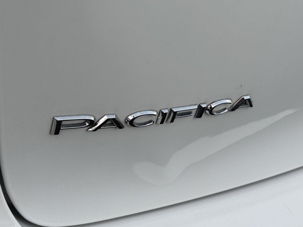 Used 2023 Chrysler Pacifica Touring-L FWD image 14