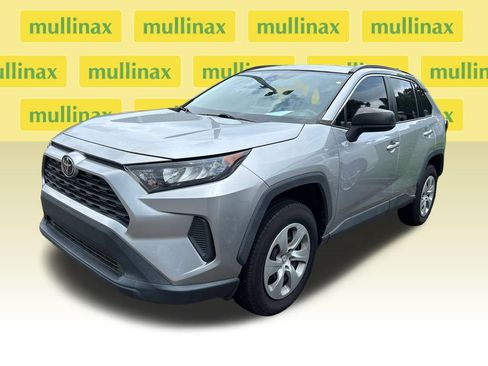 Used 2020 Toyota RAV4 LE FWD image 6