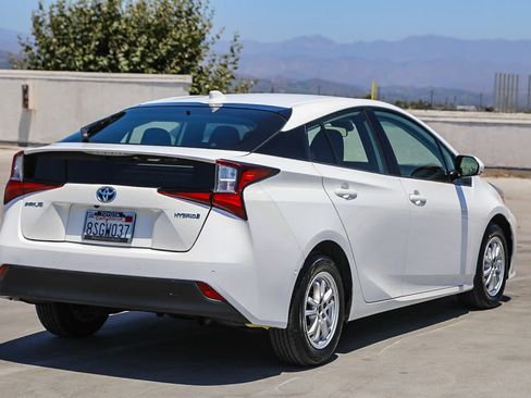 Certified 2020 Toyota Prius LE FWD image 6