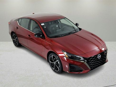 Used 2024 Nissan Altima 2.5 SR FWD image 13