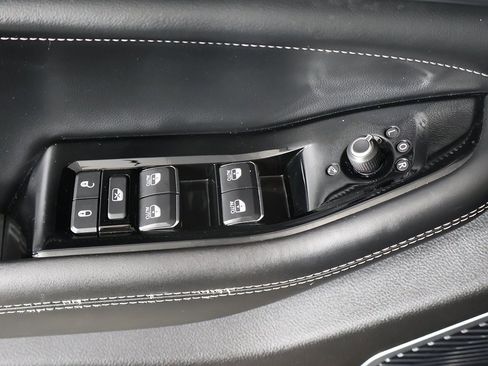 Used 2022 Jeep Grand Cherokee Overland w/ Luxury Tech Group IV image 38