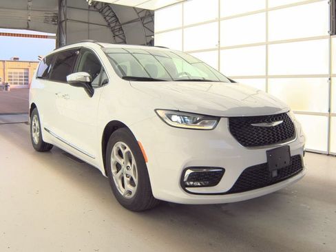 Used 2023 Chrysler Pacifica Limited FWD image 2