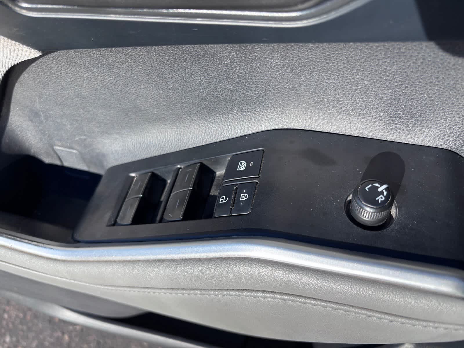 Used 2021 Toyota Highlander LE FWD image 13