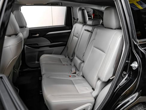 Used 2018 Toyota Highlander XLE FWD image 39