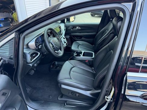 Used 2026 Chrysler Pacifica Select FWD image 4