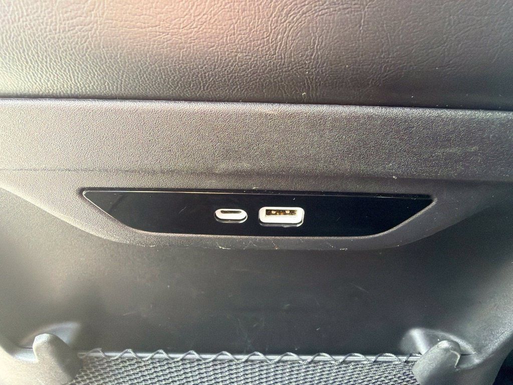 Used 2024 Chrysler Pacifica Limited FWD image 8