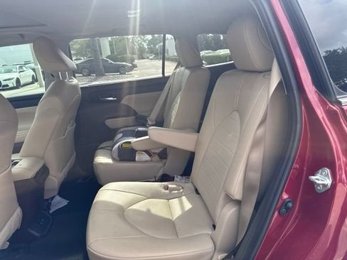 Used 2022 Toyota Highlander XLE FWD image 17