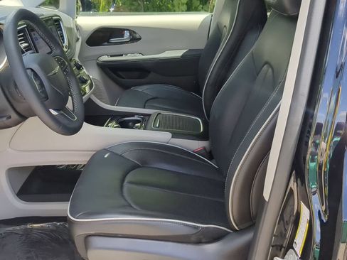 Used 2024 Chrysler Pacifica Limited w/ Trailer Tow Group AWD/4WD image 16